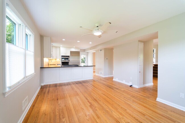 Foto del edificio - Spacious Split-Level with In-Law Suite & B...