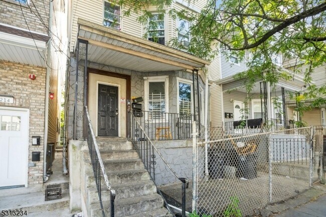 Building Photo - 216 S 10th St