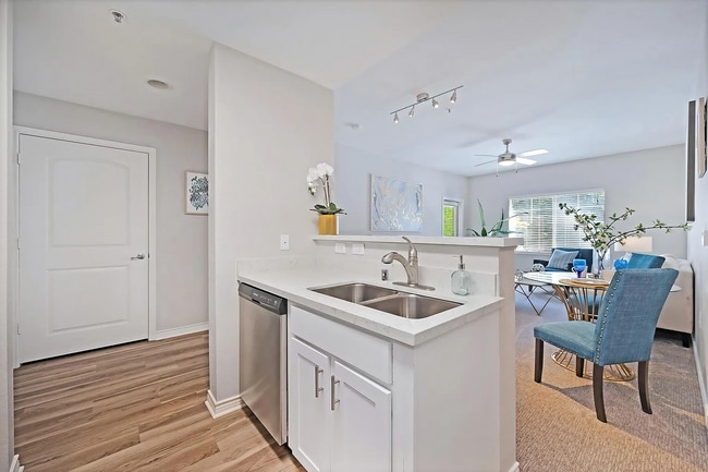 Building Photo - 1350 Oak View Cir