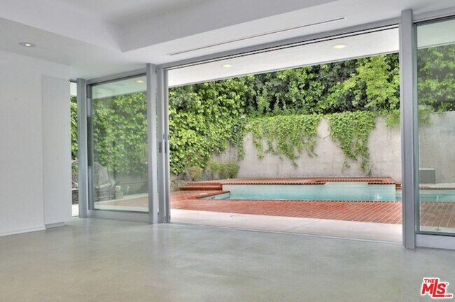 Foto del edificio - 4031 Hollyline Ave