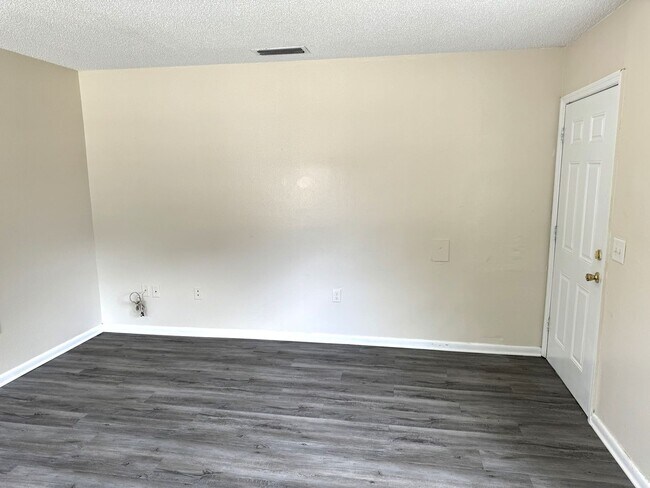 Building Photo - Lakeland 2BR/1BA Apartment! HUGE BEDROOMS!...
