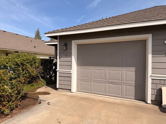 Foto del edificio - 2 Bedroom, 2 Bathroom Duplex in NE Bend – Available Late May