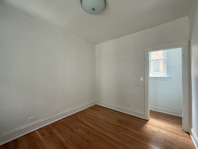 Foto del edificio - ?? Cozy 1BR Retreat in Hyde Park – Heat & ...