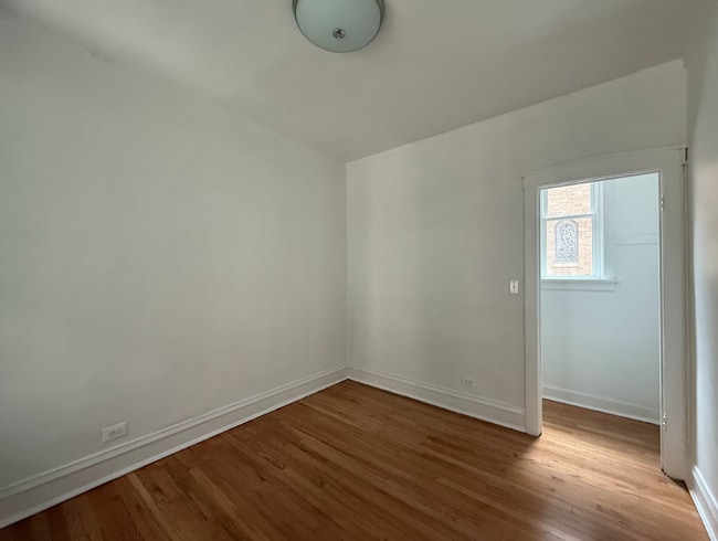 Building Photo - ?? Cozy 1BR Retreat in Hyde Park – Heat & ...