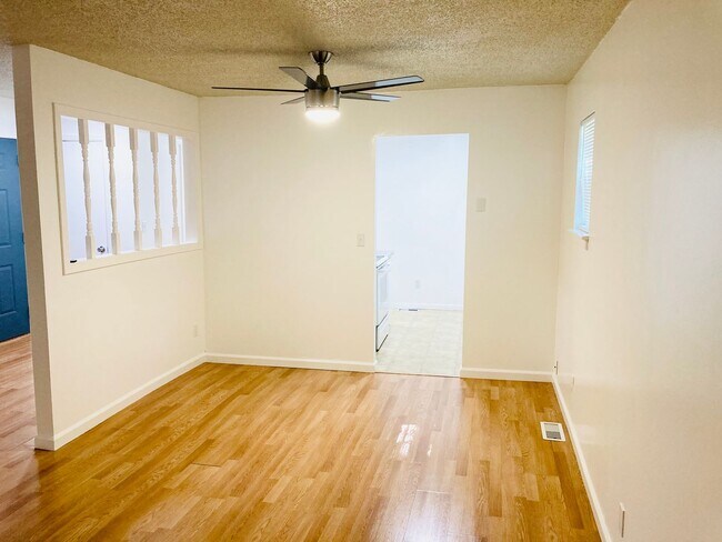 Building Photo - Clean & Fresh!