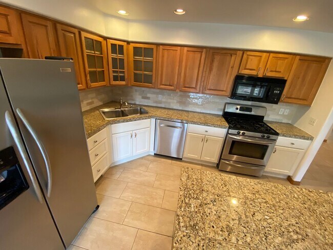 Building Photo - Charming Colorado Duplex with Three Spacio...