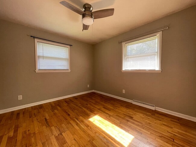 Building Photo - Two Bedroom Duplex in Portage