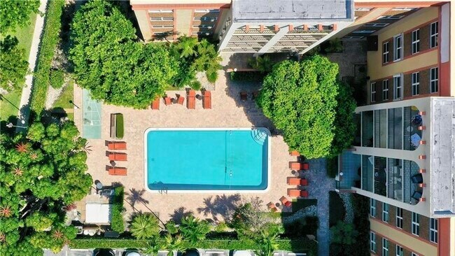 Foto del edificio - 400 N Riverside Dr