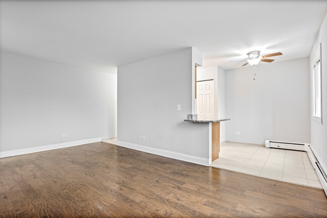 Building Photo - 6001 N Kenmore Ave
