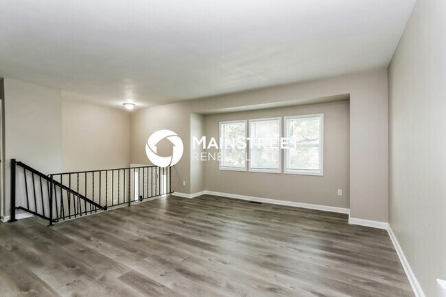 Building Photo - 4 Bedroom Pet-Friendly Home in Columbus, OH with Main Street Renewal