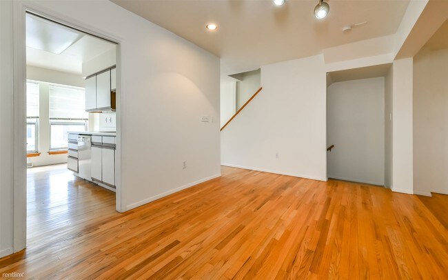 Building Photo - 3 br, 2.5 bath Townhome - 17 Hemingway St