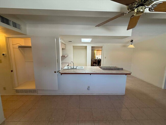 Foto del edificio - 5034 E 24th St