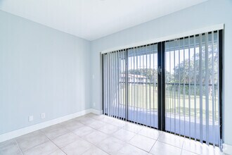 3BR, 2BA - 1,200SF - Lake Arjaro Apartments