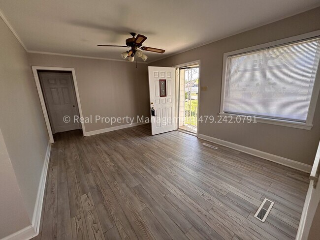 Building Photo - RENT READY! 3 Bed 2 Bath House with Detach...