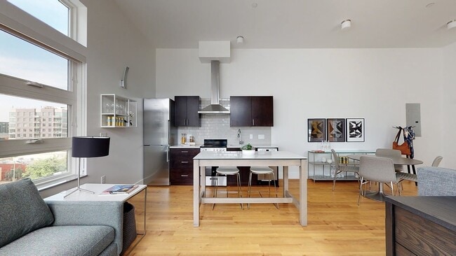 Building Photo - Studio 135