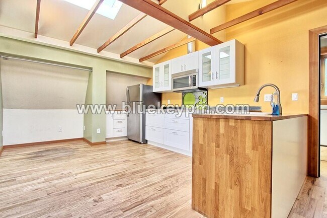 Foto del edificio - Studio With Huge Bonus Room Available Octo...