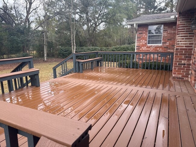 Foto del edificio - Spacious home with carport and garage!