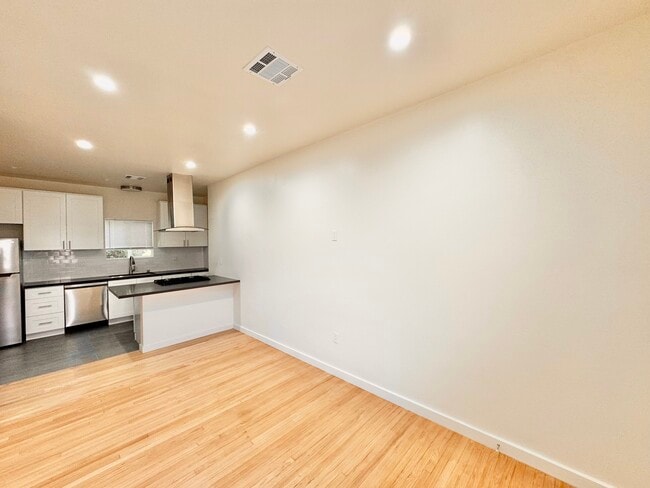 Building Photo - 515-518 3/4 N Mariposa Ave