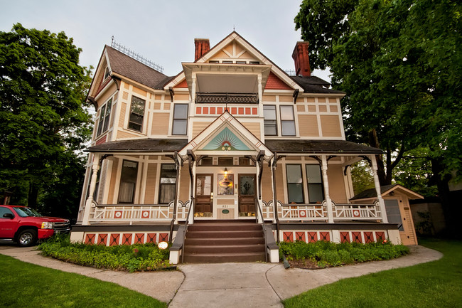 Exterior building view - 821 W South St