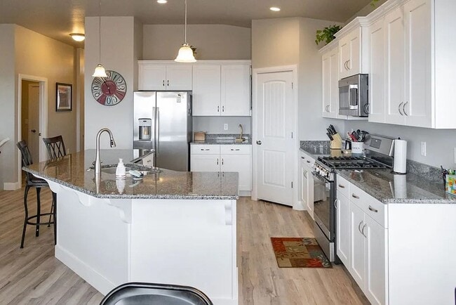 Building Photo - 3 Bedroom Furnished Home! Short term lease!! Available from May 1st - October 31st!