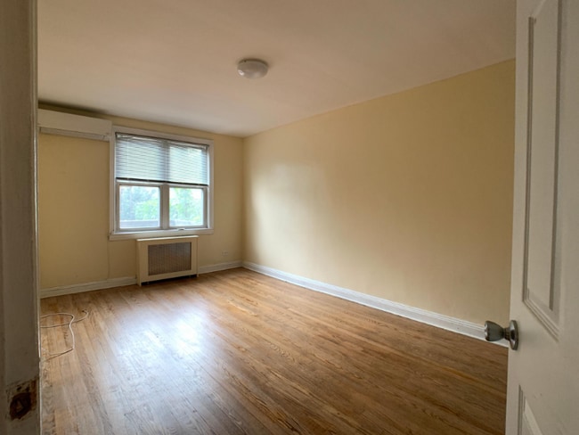 Building Photo - 2313 Tenbroeck Ave