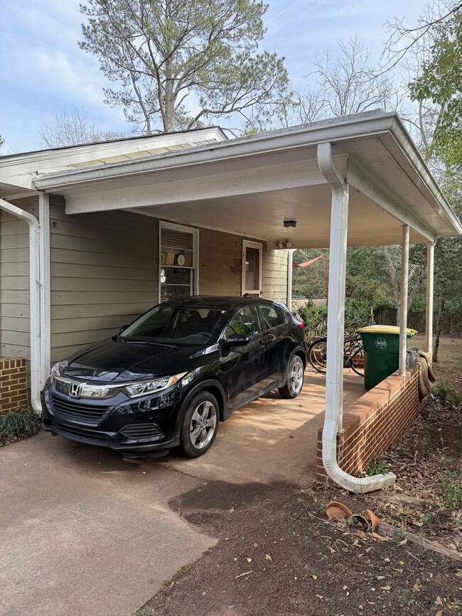 Building Photo - Cute Three Bedroom Near Piedmont Hospital