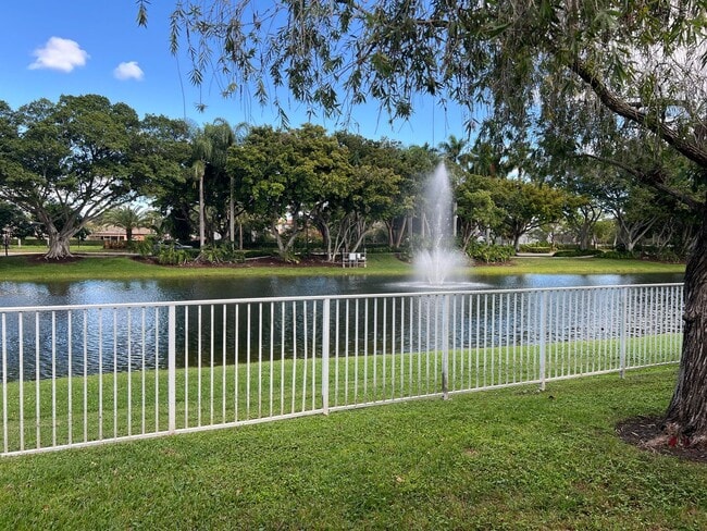 Building Photo - Pretty, Rarely Available 3/2 Lakeview in Davie