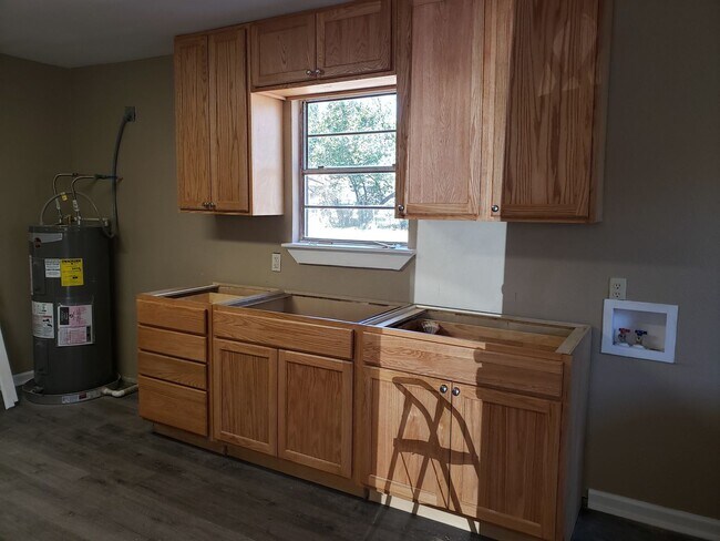 Foto del edificio - Nicely updated home with large kitchen and...