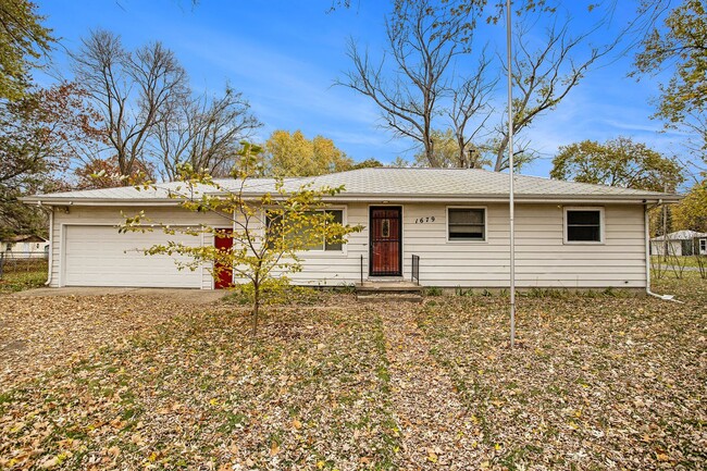Building Photo - Beautiful Remodeled 3/1 home with large yard! - Ask about our Deposit Free Leasing opportunity!