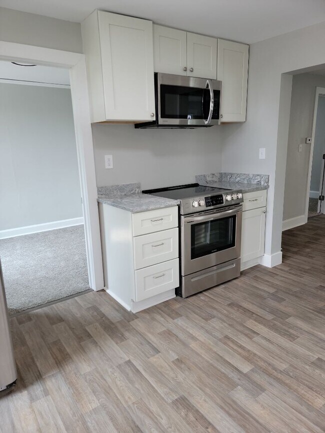 Foto del edificio - AVAILABLE JUNE 1st 2026 - Fantastic Newly Renovated 5 Bed 2 Bath Home w/ Garage