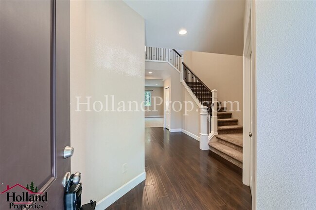 Foto del edificio - Spacious 4-Bedroom Home with Solar Panels ...