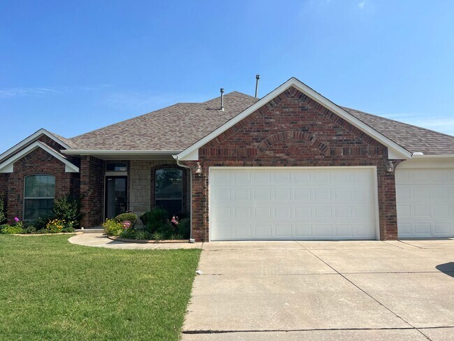 Building Photo - Great Location in Yukon! Huge open floor p...