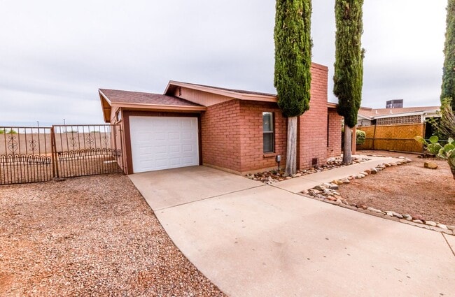Building Photo - Charming Cul De Sac Home with Fireplace, Central A/C & Garage!