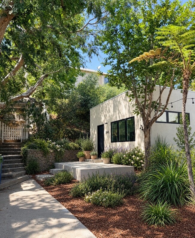 Building Photo - 2041 Holly Dr