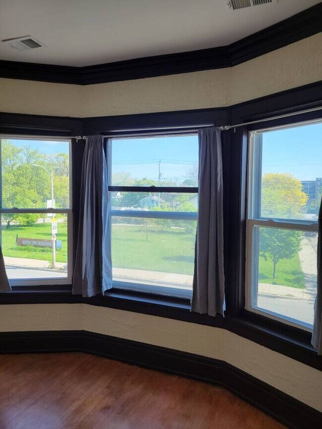 Foto del edificio - Newly Renovated 3-Bedroom Upper Flat Near ...