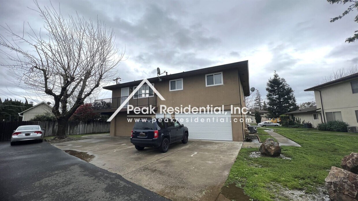 Building Photo - 2 br, 1 bath House - 5615 Revelstok Dr #3