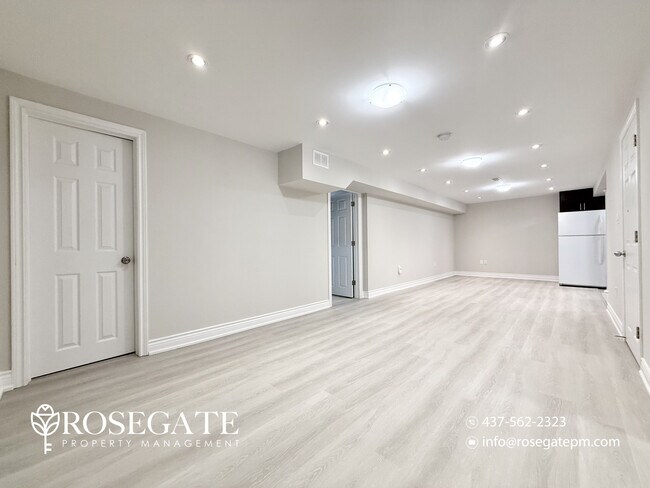 Photo du bâtiment - Spacious 2-Bedroom Basement Apartment with Parking & Free Rogers Internet