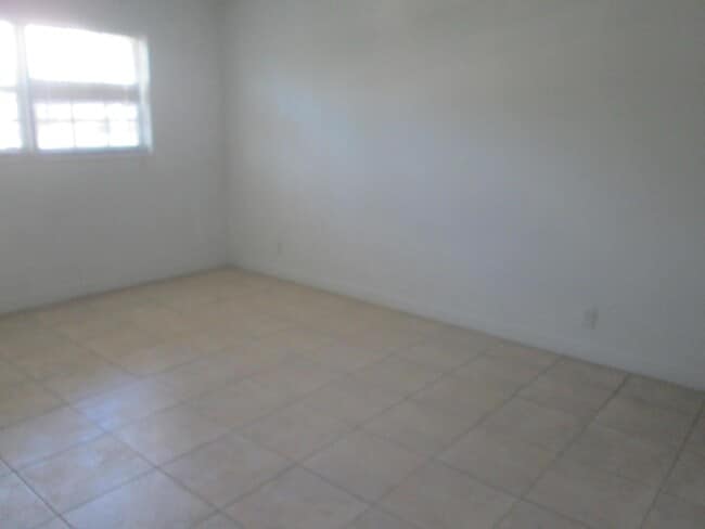Building Photo - 405 N Cypress Dr