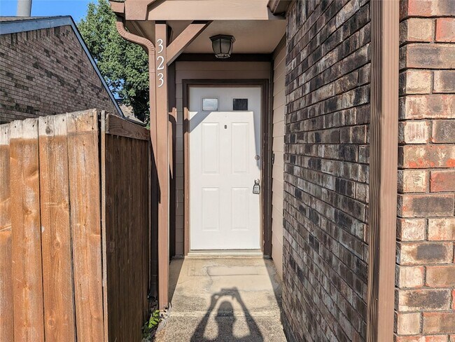 Foto del edificio - 323 Teakwood Ln