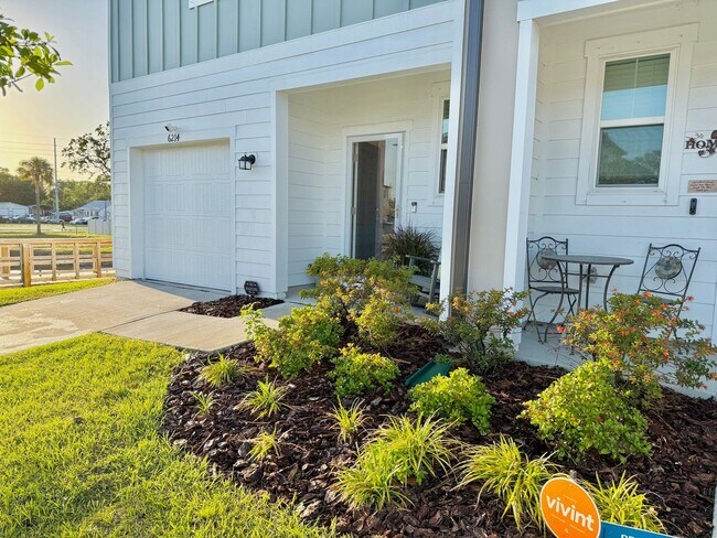 Building Photo - Upgraded 2023 3BR 3BTH Townhome  Near Apol...