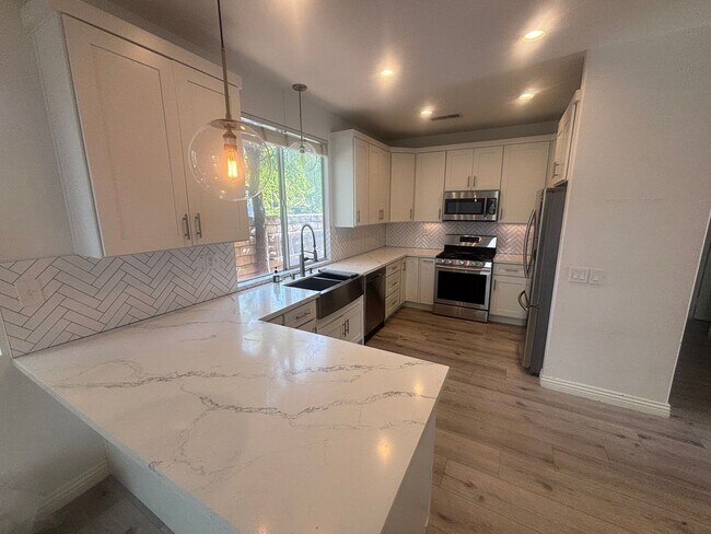 Foto del edificio - Beautiful 3-Bedroom Home with Covered Patio in Valencia!