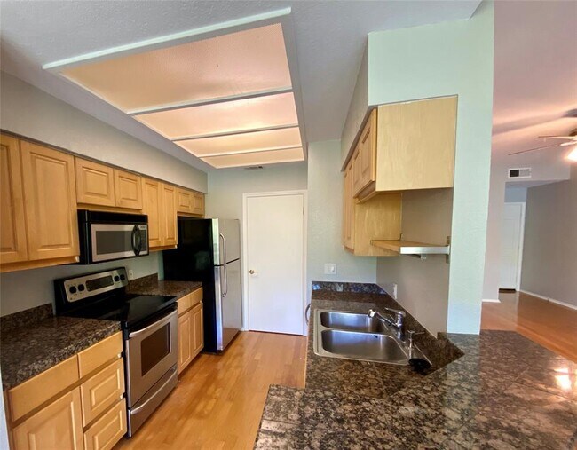 Building Photo - 4711 Spicewood Springs Rd