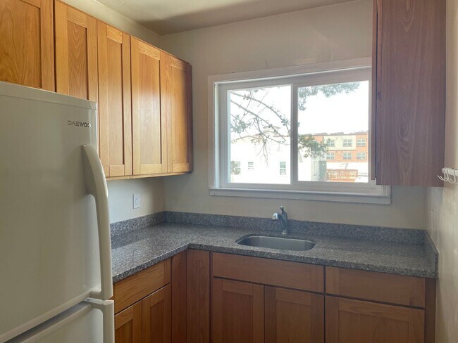 Building Photo - Very Bright Sunny, Quiet and Cozy location, this unit is Completely Renovated Studio