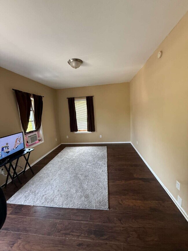 Building Photo - Charming 2 Bedroom 1 Bathroom with small b...