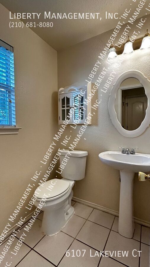 Foto del edificio - 6107 Lakeview Ct