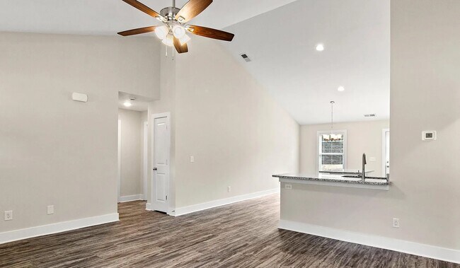 Foto del edificio - 2026 Lakeside Ln