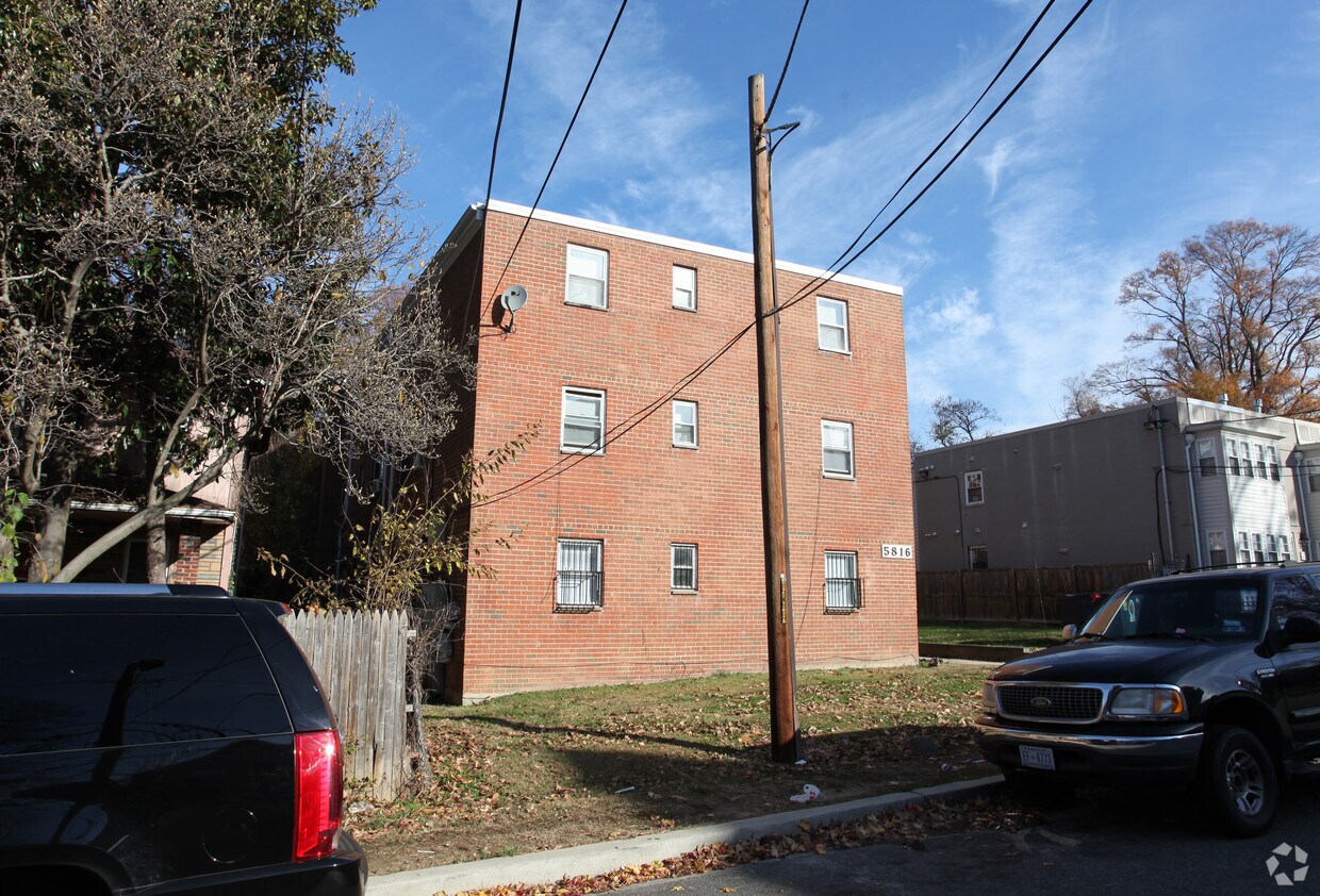 Foto del edificio - 5816 Foote St NE