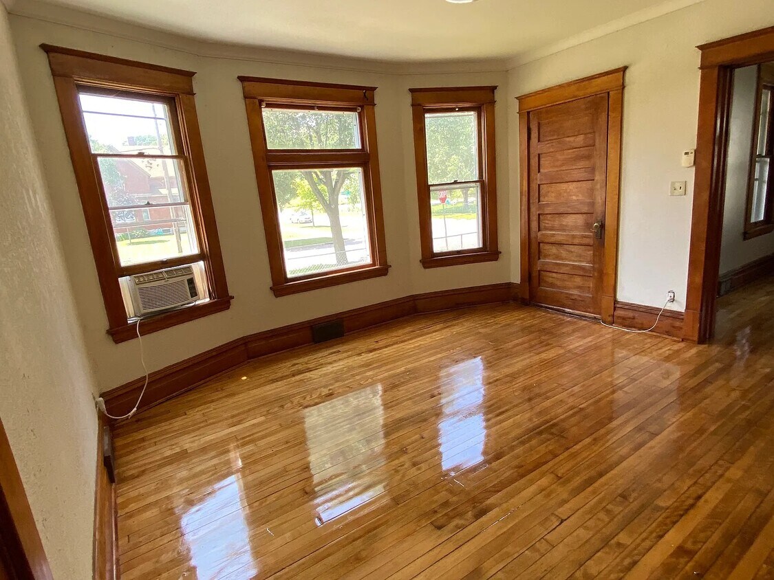 Living room - 434 Goodrich Ave