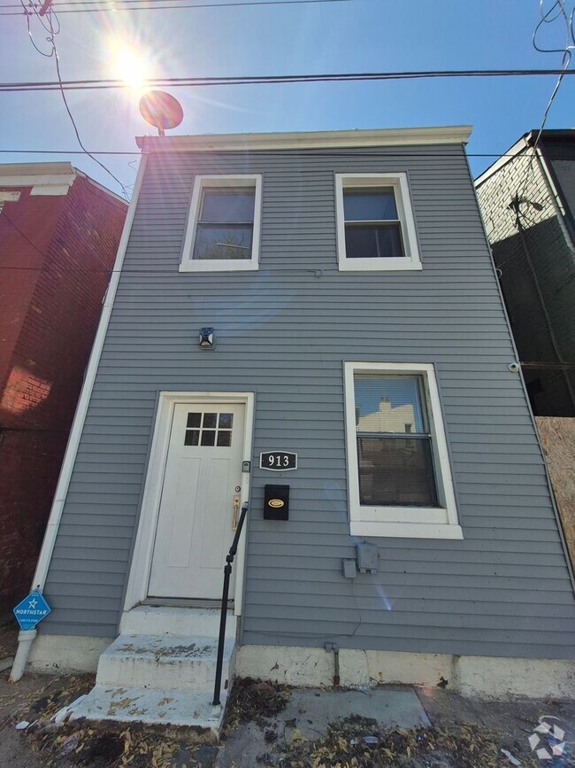 Building Photo - 913 Charlotte St