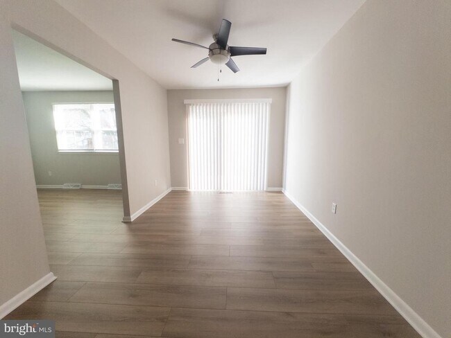 Building Photo - 828 Calvert Towne Dr